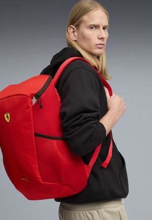 Puma, SCUDERIA FERRARI 22 L GROSSER RUCKSACK UNISEX - Tagesrucksack - rosso corsa