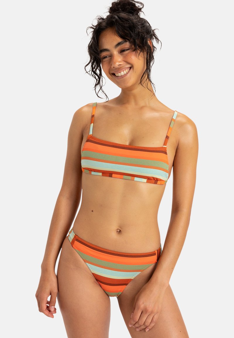 Randig bikiniuppsättning i orange, grön och ljusblå. Toppen har en rektangulär design med tunna axelband; botten har en låg midja.