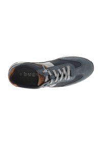 Chaussure de sport pour homme en suede gris et marine avec accents argentés, bout arrondi, lacets à l'avant et col rembourré. Taille 42 imprimée à l'intérieur.