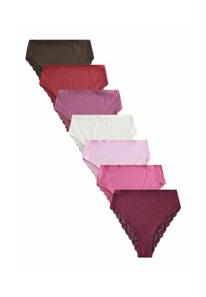 Șapte chiloți de damă cu dantelă în diferite nuanțe: maro închis, roșu, malva, alb, roz deschis, roz aprins și bordo, aranjați în formă de evantai.