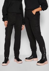 Guess - BOWIE  - Trousers - schwarz Thumbnail Image 1