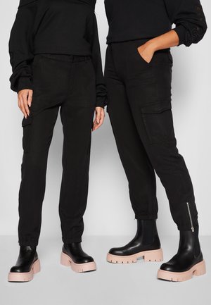 Guess BOWIE - Cargo trousers - schwarz