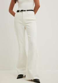 MIT HOHER TAILLE - Flared Jeans - white