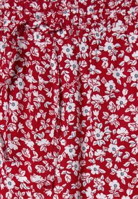 Czerwona tkanina w wzory z małymi białymi kwiatkami i liśćmi; elastyczny pas ze sznurkiem do regulacji; widoczna metka "Pepe Jeans".