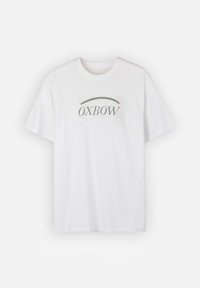 T-shirt blanc à manches courtes avec le texte OXBOW et une ligne courbée au-dessus, présenté sur un fond blanc uni.