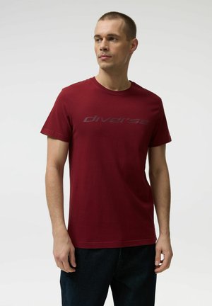 - T-shirt z nadrukiem