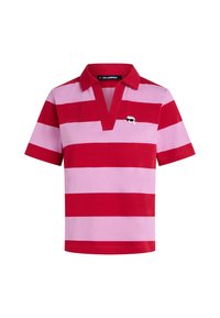 Polo shirt rayé rouge et rose avec un col, des manches courtes et un design de logo décoratif sur la zone de la poitrine gauche.