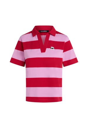 Rød og rosa stripet polo skjorte med krage, korte ermer og et dekorativt logodesign på venstre brystområde.