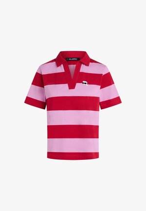 Sarkans un rozā svītrots polo krekls ar apkakli, īsām piedurknēm un dekoratīvu logotipu kreisajā krūšu rajonā.