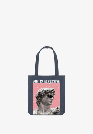 Borsa tote in denim con un'immagine di una statua di marmo che indossa occhiali da sole, su uno sfondo rosa e il testo "L'ARTE È COSTOSA."