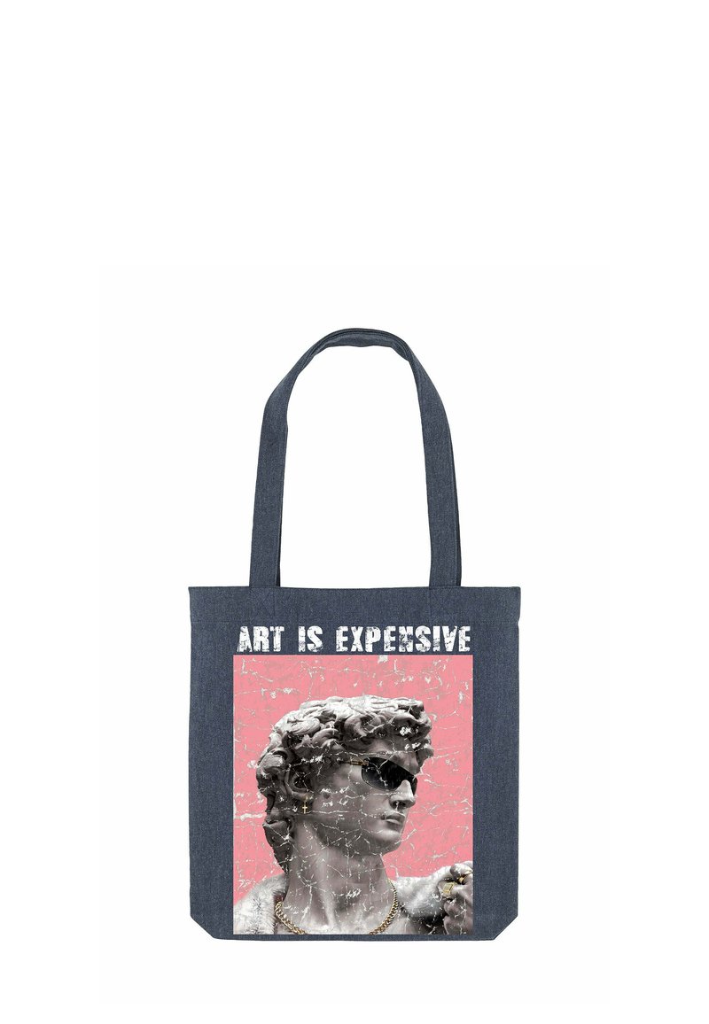 Denim tote bag met een afbeelding van een marmeren standbeeld met een zonnebril, tegen een roze achtergrond met de tekst "KUNST IS DUUR."