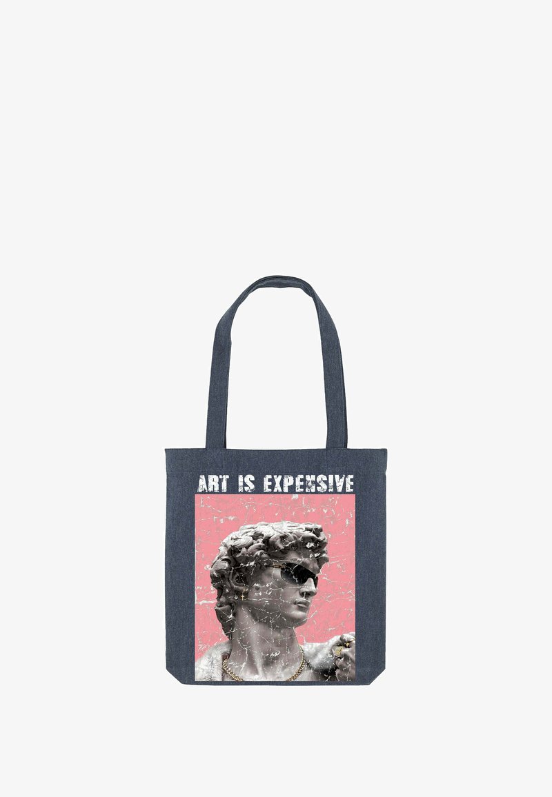 Denim tote bag met een afbeelding van een marmeren standbeeld met een zonnebril, tegen een roze achtergrond met de tekst "KUNST IS DUUR."