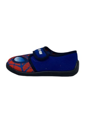Zapato infantil rojo, azul y negro con diseño de Spiderman, correa ajustable, material textil suave y suela flexible.