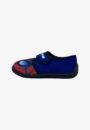 Zapato infantil rojo, azul y negro con diseño de Spiderman, correa ajustable, material textil suave y suela flexible.