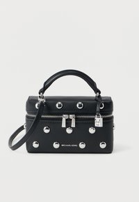 Zwarte rechthoekige handtas met zilveren studs, bovenhandvat, ritssluiting en een kleine slotversiering, met het merk Michael Kors op het voorpaneel.