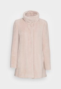 Abrigo de pelaje sintético rosa con un cuello alto, mangas largas y un diseño de corte recto. Textura suave y sin herrajes o patrones visibles.