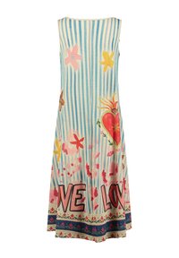 Vestido de verano con rayas verticales azules y blancas, patrones florales, un gran gráfico de corazón rojo y el texto "AMOR" en el dobladillo estampado.