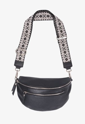 Schwarze Leder-Crossbody-Tasche mit strukturiertem Finish, ausgestattet mit zwei Reißverschlusstaschen und einem gemusterten Gurt im schwarz-weißen geometrischen Design.