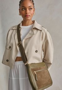 Next POCKET MESSENGER - REGULAR FIT - Rankinė per petį - khaki green