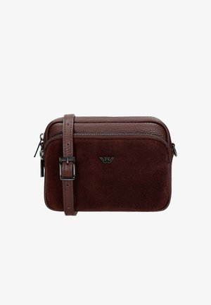 Brązowa torba crossbody z zamszu i skóry z regulowanym paskiem, przednią kieszenią na zamek błyskawiczny oraz wytłoczonym detalem logo. Gładka tekstura o bogatym kolorze.