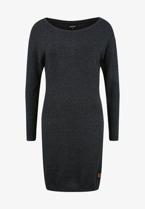 Tmavošedé pletené šaty vyrobené z mäkkého materiálu. Majú dlhé rukávy, široký výstrih a diskrétnu nášivku loga na spodnom leme.