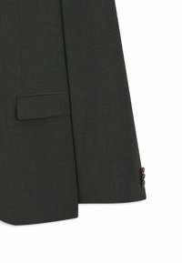 Manga de chaqueta de traje gris oscuro con tres botones negros en el puño y un bolsillo con solapa en el lateral sobre un fondo blanco.