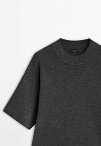 Pull court à manches courtes gris foncé avec un col rond côtelé. Le tissu a une texture lisse et est léger, idéal pour le superposition.