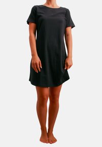 Sort T-shirt-kjole med korte ærmer, afslappet pasform, rund halsudskæring og glat tekstur. Falder til midt på låret, simpelt design uden mønstre.