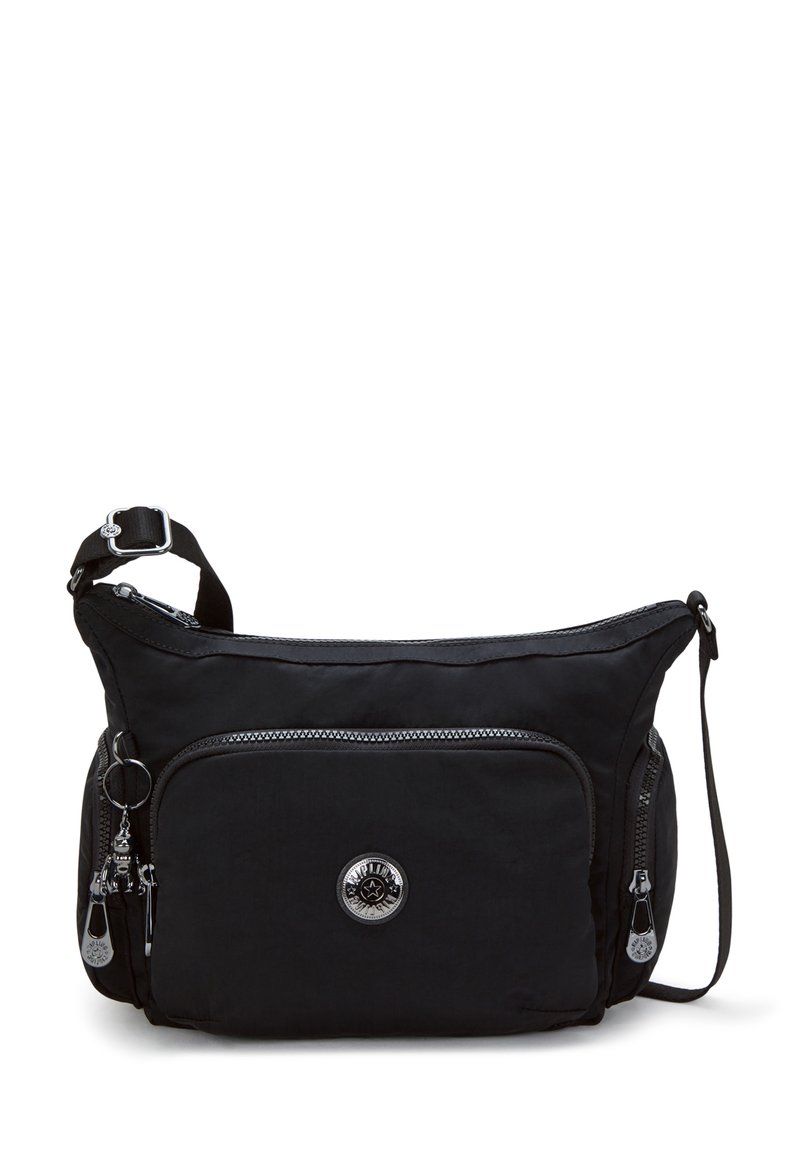 Sort nylon skuldertaske med en lynlåslomme foran, sølvhardware, buet design og justerbar rem. Har logo og dekorativ nøglering.