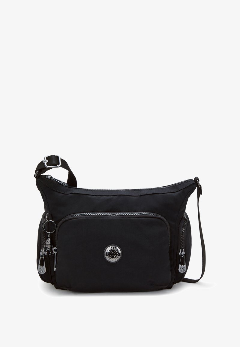 Borsa a spalla nera in nylon con tasca frontale con zip, dettagli in metallo argentato, design curvo e tracolla regolabile. Presenta il logo e un portachiavi decorativo.