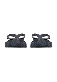 Chanclas azul oscuro hechas de goma texturizada con una suela de estilo trenzado. Diseño minimalista con una correa en forma de V.