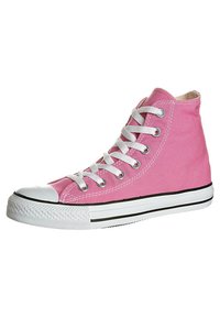 Høytop rosa lerrets sneaker med hvit gummitåhette, hvite snørebånd og hvit såle med svarte striper.