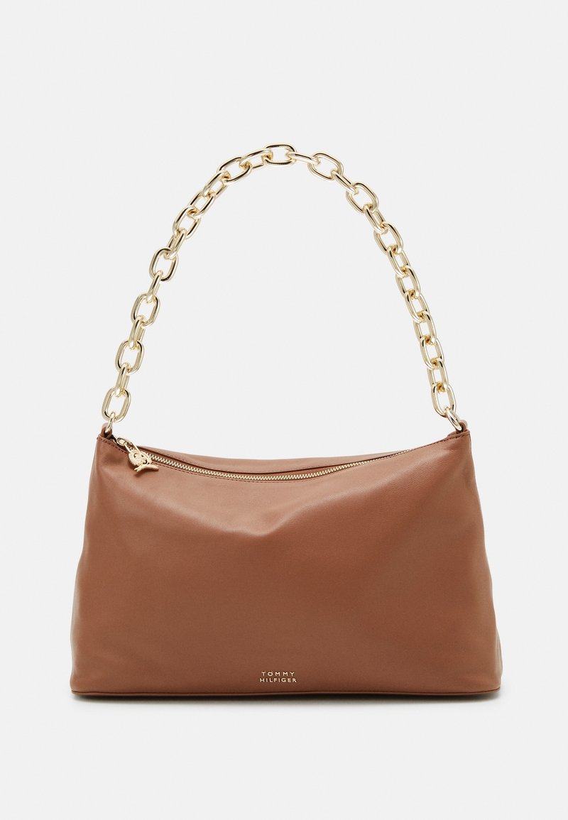 Sac à main en cuir marron avec bandoulière en chaîne dorée et fermeture éclair, logo Tommy Hilfiger en petites lettres dorées au centre en bas.