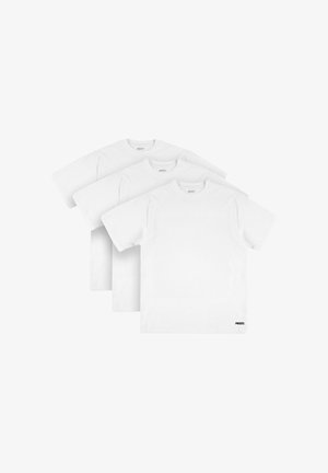 Trzy gładkie białe koszulki z bawełny, z krótkimi rękawami, okrągłym dekoltem i małym logo w prawym dolnym rogu.