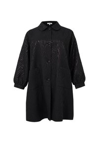 Schwarzer oversized Mantel mit strukturiertem Wellenmuster, ausgestattet mit einem Kragen, Knopfverschluss und zwei vorderen Taschen.