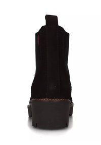 Stivale ankle in suede nero con tacco impilato e una piccola linguetta sul retro. Presenta dettagli di cucitura e una punta arrotondata.