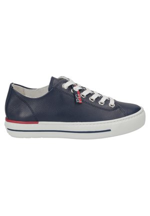 Marineblaue Leder-Sneaker mit weißen Schnürsenkeln, kontrastierendem roten Akzent an der Ferse, strukturiertem Obermaterial und einer Gummisohle mit weißen Besätzen.
