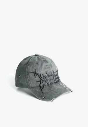 Cappello in cotone grigio con dettagli consumati e accenti ricamati neri nella parte frontale. Include occhielli di ventilazione e visiera curva.