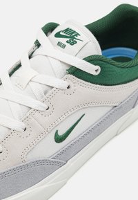 Nike SB MALOR UNISEX - Tenisice - platinum tint/fir/wolf grey/summit white