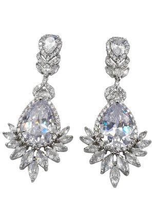 Orecchini a pendente con una grande pietra trasparente a forma di pera circondata da piccole pietre tagliate a marquise, montate su metallo argentato con dettagli intricati.