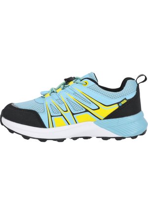 Chaussure de sport bleu et noir avec des accents jaunes, présentant une tige en mesh, des superpositions synthétiques texturées et une semelle en caoutchouc avec des crampons de traction.