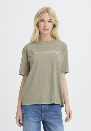 Olivgrünes Baumwoll-T-Shirt mit kurzen Ärmeln, mit dem Schriftzug "amore" in einem hellen Metallicdruck auf der Brust und einem lässigen Schnitt.