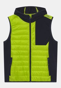 Chaleco sin mangas con capucha, que presenta paneles acolchados en verde lima brillante y lados en azul marino oscuro. Incluye bolsillos con cremallera y detalles con el logo.