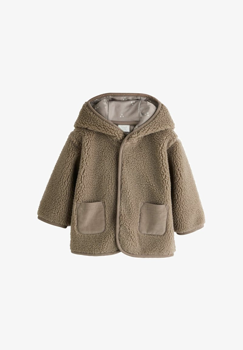 Manteau à capuche marron doux pour tout-petit, en tissu polaire texturé avec deux poches plaquées à l'avant, adapté au temps froid.