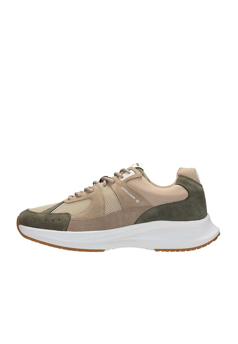 Schoen met een mix van beige mesh en suède, donkergroene accenten, een witte middenzool en een gestructureerde rubberen buitenzool met bruine details.