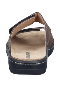 Sandale en cuir marron avec un dessus texturé, un dos ouvert et une semelle intérieure rembourrée. Présente des coutures contrastées et une semelle noire durable.
