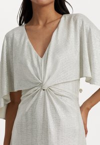 Lauren Ralph Lauren METALLIC KNIT TWIST-FRONT CAPE GOWN - Proginė apranga - mascarpone cream