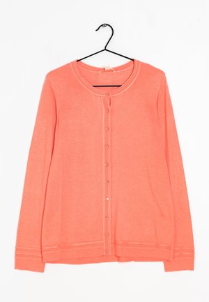 Koraalkleurige cardigan met lange mouwen, geribbelde hals en zoom, met een knoopsluiting aan de voorkant met zes ronde knopen. Zacht gebreid stof.