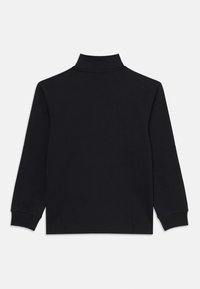 Top de cuello alto de manga larga negro exhibido sobre un fondo blanco, con una silueta ajustada y un cuello alto.