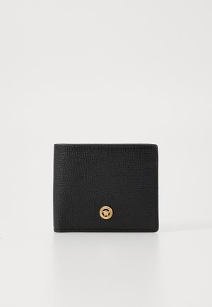 Billetera de cuero texturizado negra con un logo circular dorado en la parte frontal. Diseño rectangular compacto con bordes limpios.
